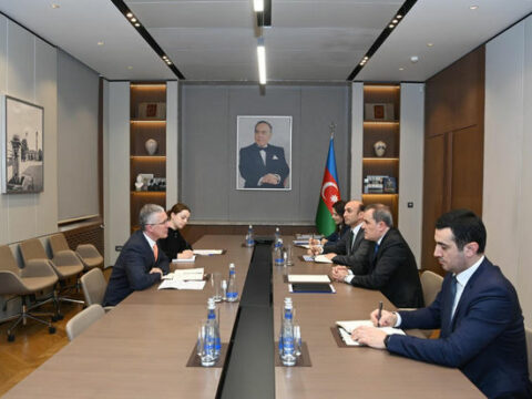 XİN rəhbəri Britaniya səfiri ilə görüşdü
