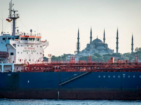 Türkiyə neft daşıyan tankerləri boğazlardan buraxmağa başlayıb