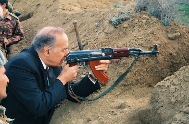 Bir şəklin tarixçəsi – Heydər Əliyev düşmənin 2 kilometrliyində…