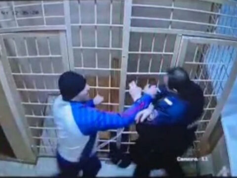 Rusiyada məhbus konvoy işçilərini məhkəmə zalında döydü