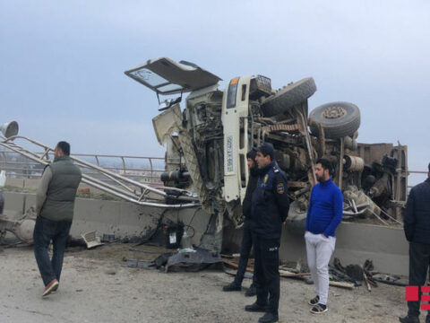 Bakı-Quba yolunda yük maşını aşdı: Xəsarət alanlar var