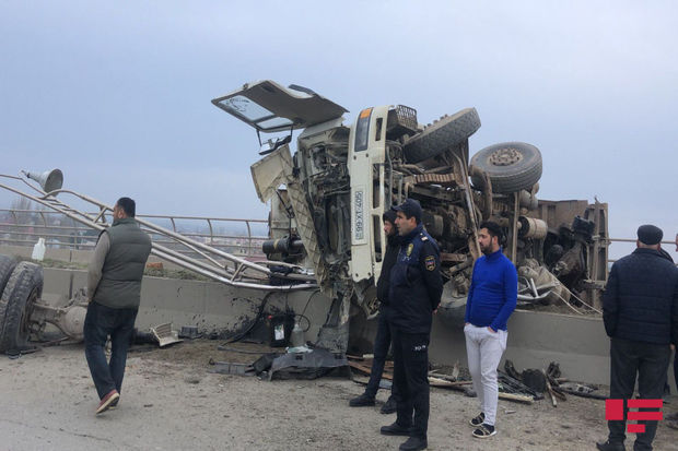 Bakı-Quba yolunda yük maşını aşdı: Xəsarət alanlar var