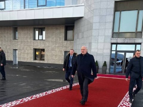 Putin Minskə çatdı – Lukaşenko onu qarşılamağa gəldi