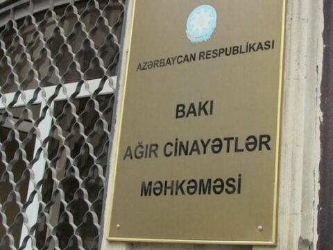 Təqsirləndirilən şəxs məhkəmə zalında öldü