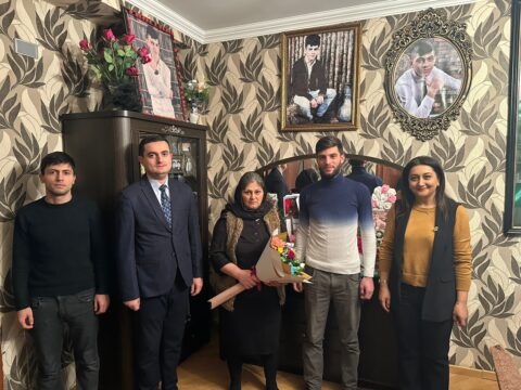 YAP Səbail Rayon təşkilatının fəalları Vətən müharibəsi şəhidinin anasını doğum günündə ziyarət ediblər