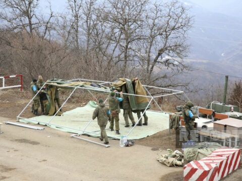 Sülhməramlılar etiraz aksiyasının keçirildiyi ərazidə quraşdırdıqları çadırları sökürlər