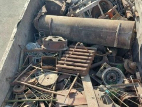 Keçmiş dövlət binasından bir “KamAZ” dəmir oğurlamaq istədilər