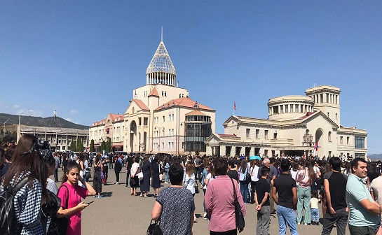 Hərbçilər, polislər və sadə əhali zorla mitinqə çağırılırlar