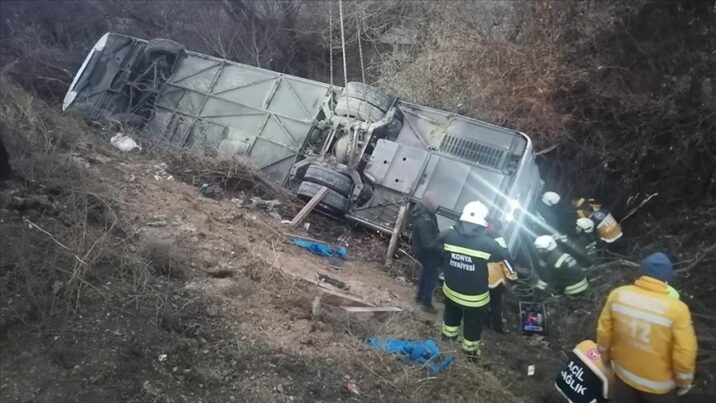Türkiyədə avtobus aşdı: 15 nəfər yaralandı