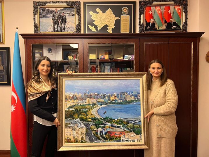 Qənirə Paşayeva gənc rəssam Nərgiz Quliyeva ilə görüşüb