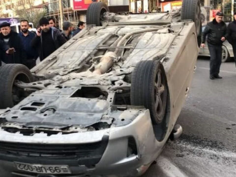Bakıda “Prius”un sürücüsü idarəetməni itirərək maşını aşırtdı