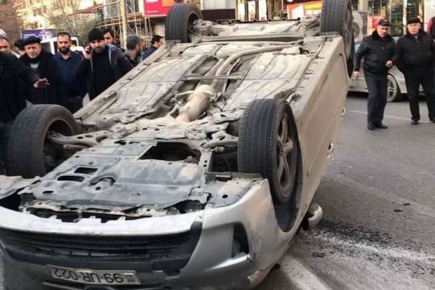 Bakıda “Prius”un sürücüsü idarəetməni itirərək maşını aşırtdı