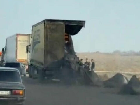 Goranboyda “TIR” “KamAZ”a çırpıldı: Xeyli kömür yola dağıldı