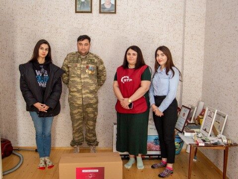 “Qırmızı ürəklər” qazi və şəhid ailələrini təbrik etdi