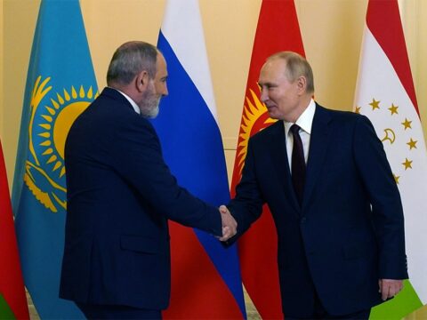 Sankt-Peterburqda Putinlə Paşinyan arasında görüş keçirilir