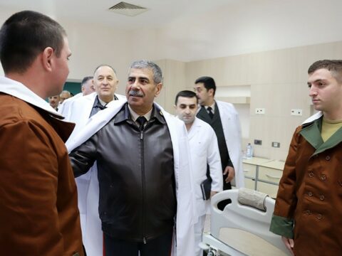 Zakir Həsənov hospitalda müalicə olunan hərbçilərlə görüşdü
