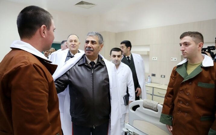 Zakir Həsənov hospitalda müalicə olunan hərbçilərlə görüşdü