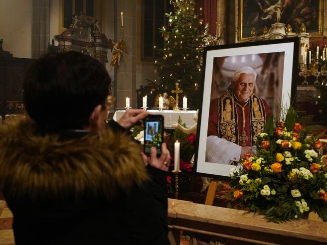 Papa VI Benediktlə vida mərasimi keçirilir