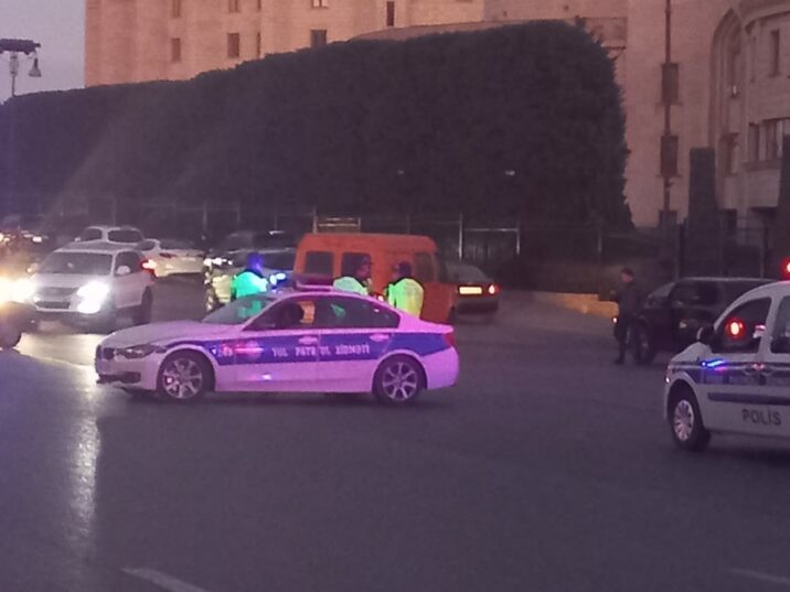 Polis partlayış olan ərazidə hərəkəti bərpa edir