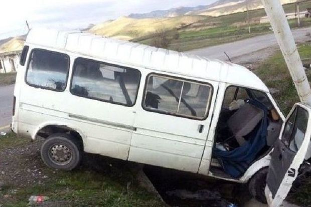 Şəkidə mikroavtobus aşdı – Xəsarət alanlar var