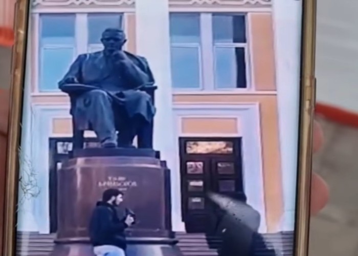Üzeyir Hacıbəylinin heykəlinə ayaqqabı atan şəxs cəzalandırıldı