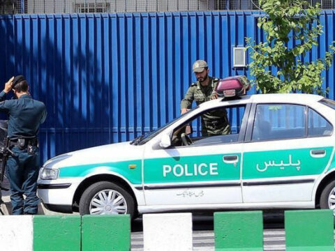 İranın Zahedan şəhərində polis patrul maşını atəşə tutuldu