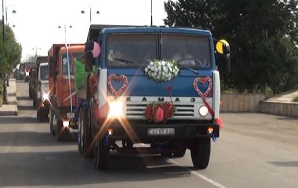 Bakının bu qəsəbəsində qəribə adət: “Kamaz”ı olmayanlar evlənə bilmir – VİDEO