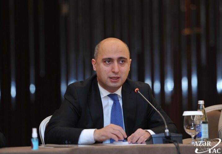 Nazir dərslikləri pulla satan müəllimlərdən danışdı
