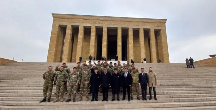 Azərbaycan qaziləri Anıtqəbri ziyarət edib