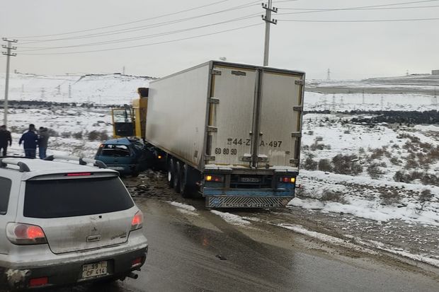 Bakıda minik avtomobili TIR-a çırpıldı – FOTO