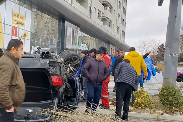 Bakıda qırmızı işıqda keçən BMW qəza törədib aşdı: Xəsarət alan var