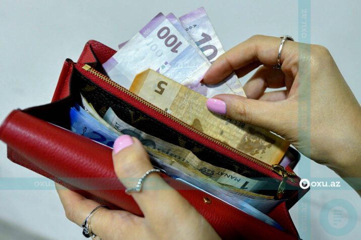 Sərnişin maşından pul və cüzdan oğurlayıb