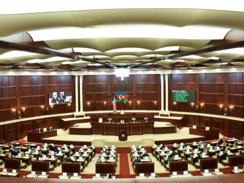 Deputatların məzuniyyəti bitir