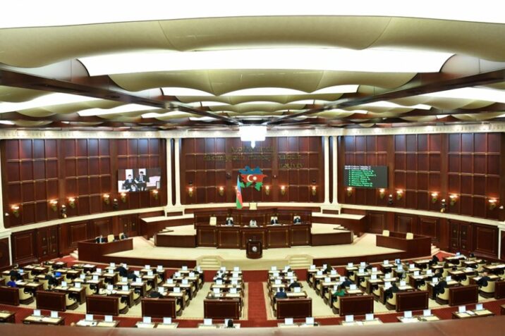 Deputatların məzuniyyəti bitir