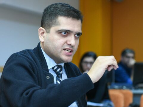 Üzümüzə gülüb arxamızdan iş görürlər
