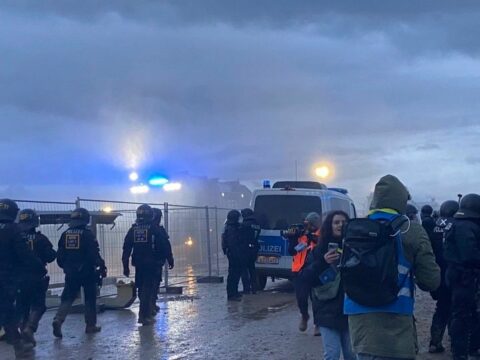 Almaniyada polis ekoaktivistlərlə toqquşdu – 70 nəfər yaralandı