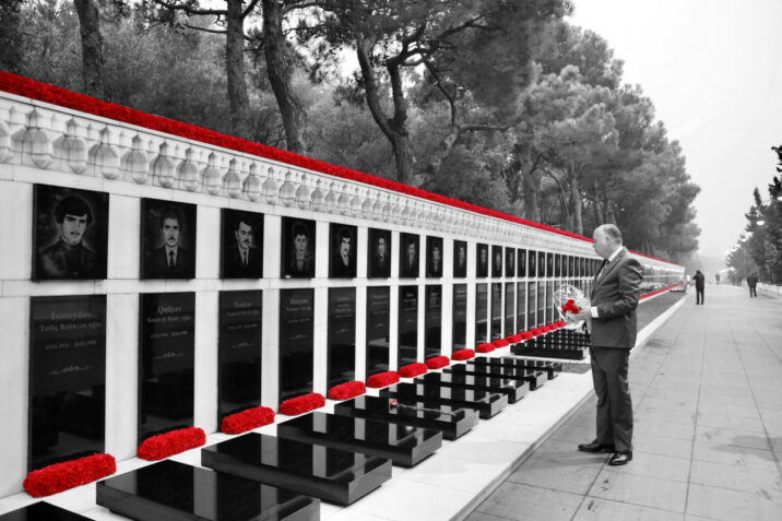 ABŞ rəsmisi Şəhidlər Xiyabanında – FOTO