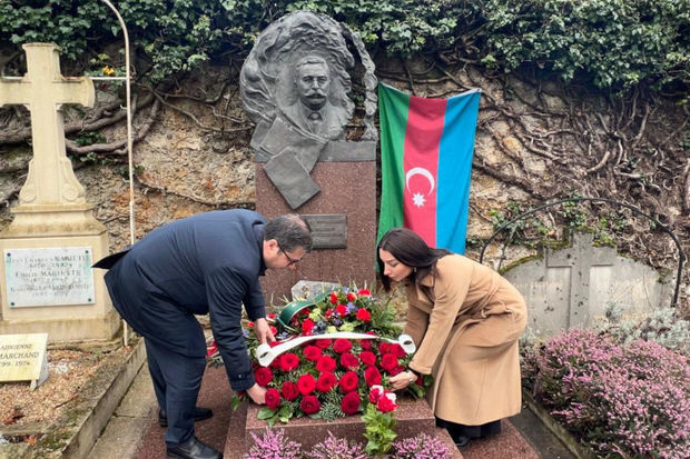 Leyla Abdullayeva Topçubaşovun məzarını ziyarət edib