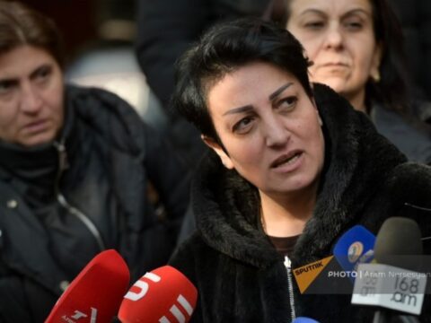 Basarkeçərdə yanan əsgərlərin valideynləri etirazlara başladılar