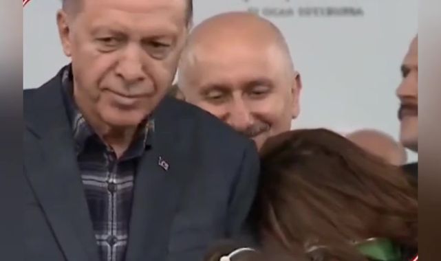 Başını Ərdoğanın çiyninə qoyub ağladı
