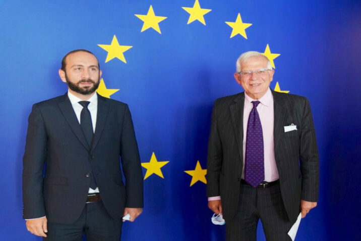 Mirzoyanla Borrell regiondakı vəziyyəti müzakirə ediblər