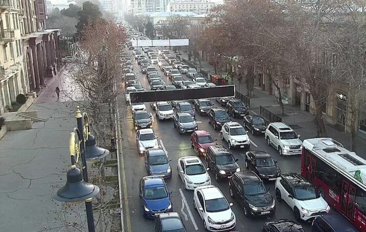 Paytaxtda 100-dən çox avtobus tıxaca düşüb