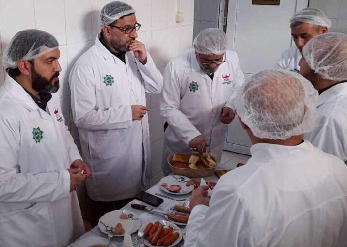 Tanınmış hacılar kolbasanı reklam etdilər – Tənqid hədəfi oldular