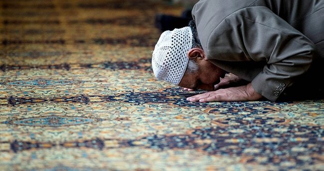 Namazdan sonra imamın halı pisləşdi