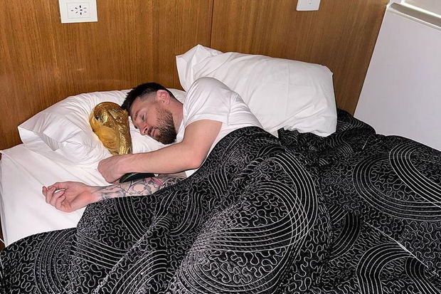 Messi Dünya kuboku ilə yatmasının tarixçəsini danışdı