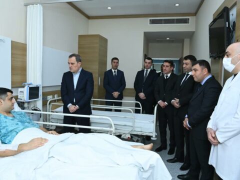 Ceyhun Bayramov İrandakı səfirliyə hücumda yaralananları ziyarət etdi