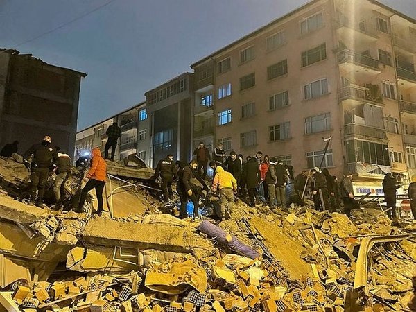 Zəlzələ Malatyada aeroport və qan bankını dağıtdı