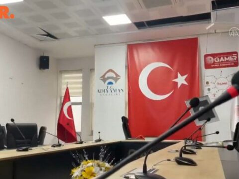 Nazir toplantı keçirərkən zəlzələ oldu
