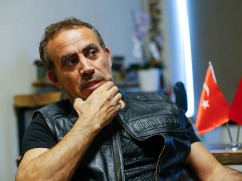 Saçlarını kəsərək nüvə silahına etiraz etdi, həbs olundu, xəstə qız üçün məşhur mahnını yazdı…