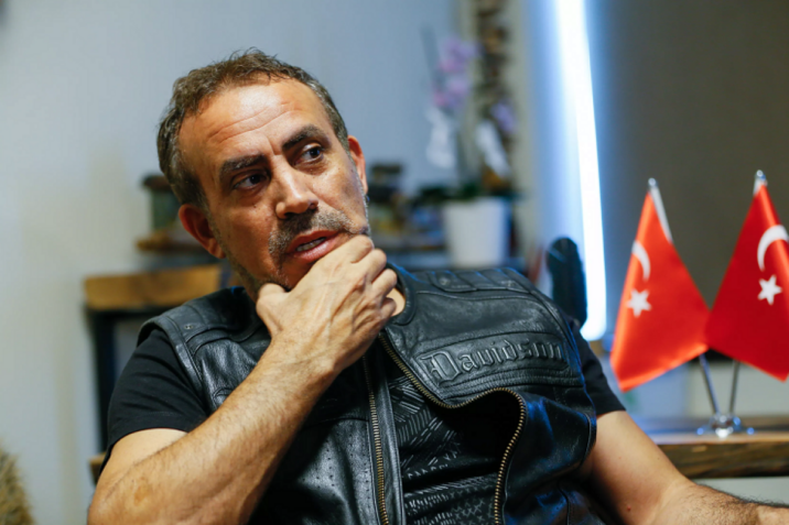 Saçlarını kəsərək nüvə silahına etiraz etdi, həbs olundu, xəstə qız üçün məşhur mahnını yazdı…